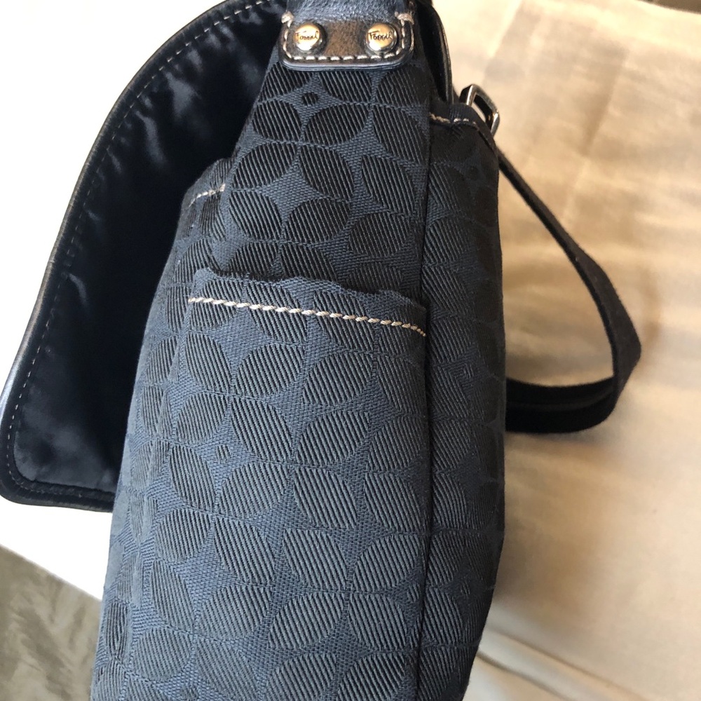 Fossil Black Messenger Bag with Adjustable Strap. Like new. OG hangtag and key - Picture 12 of 16